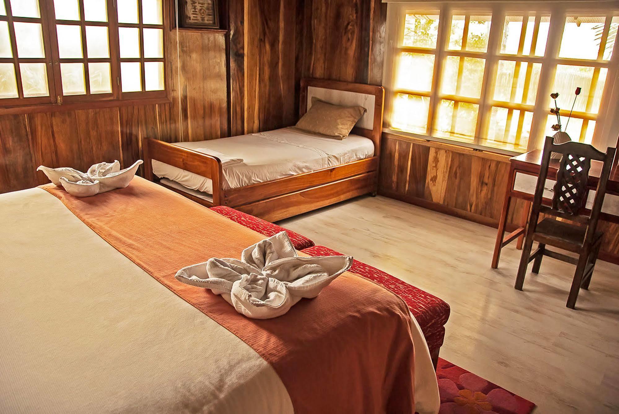 The Wooden House Hotel Пуерто-Вільяміль Екстер'єр фото