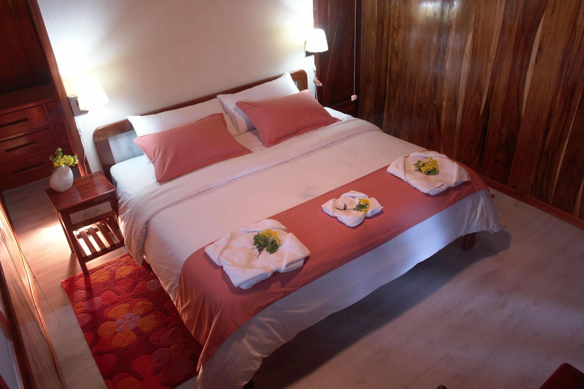 The Wooden House Hotel Пуерто-Вільяміль Екстер'єр фото