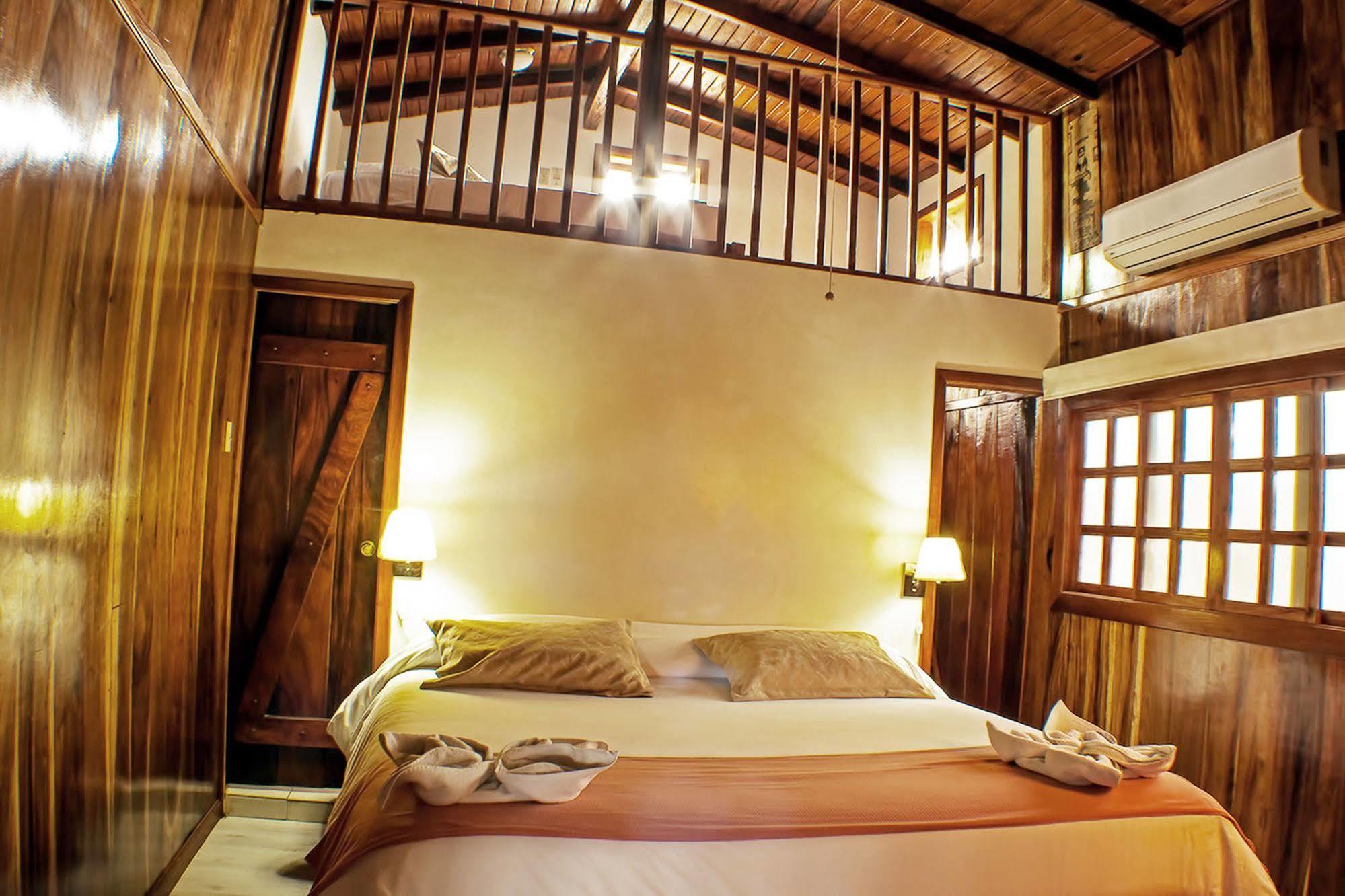 The Wooden House Hotel Пуерто-Вільяміль Екстер'єр фото